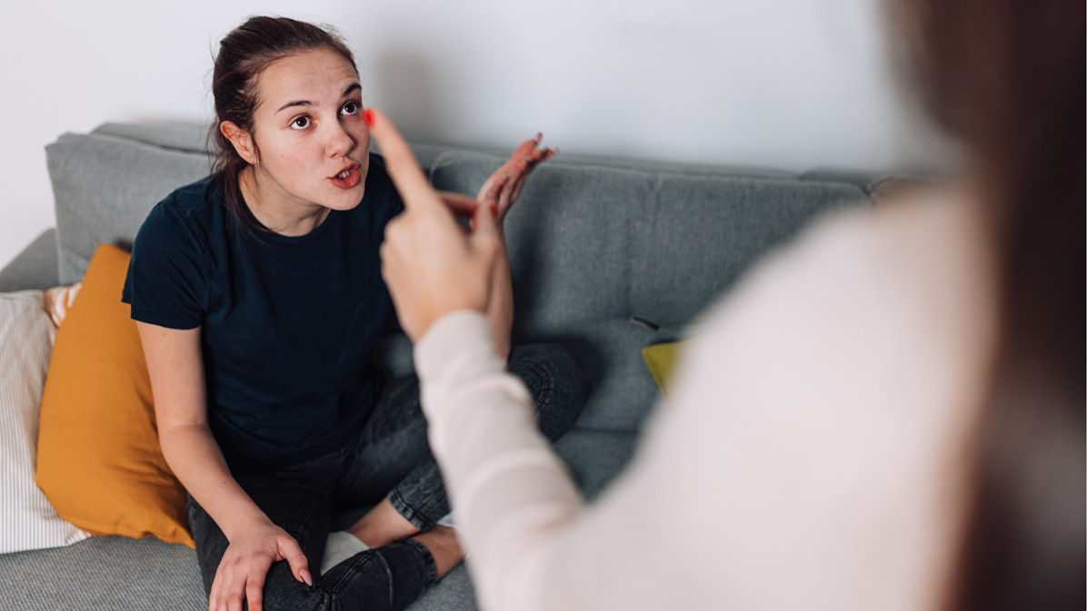 Zwei Frauen sitzen auf einem Sofa. (Quelle: Getty Images | RealPeopleGroup) Zwei Frauen sitzen auf einem Sofa.
